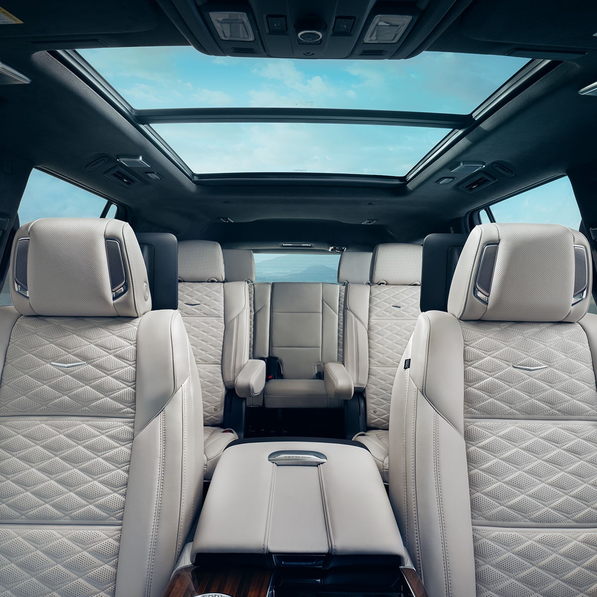 Vue depuis la première rangée des sièges spacieux sur trois rangées du Cadillac Escalade 2027