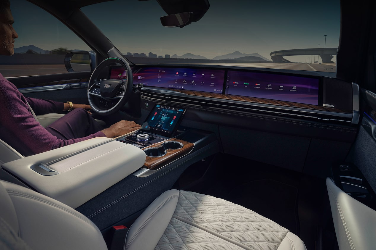 Vue du passager d’un conducteur utilisant Super Cruise en mode mains libres dans le Cadillac Escalade 2027