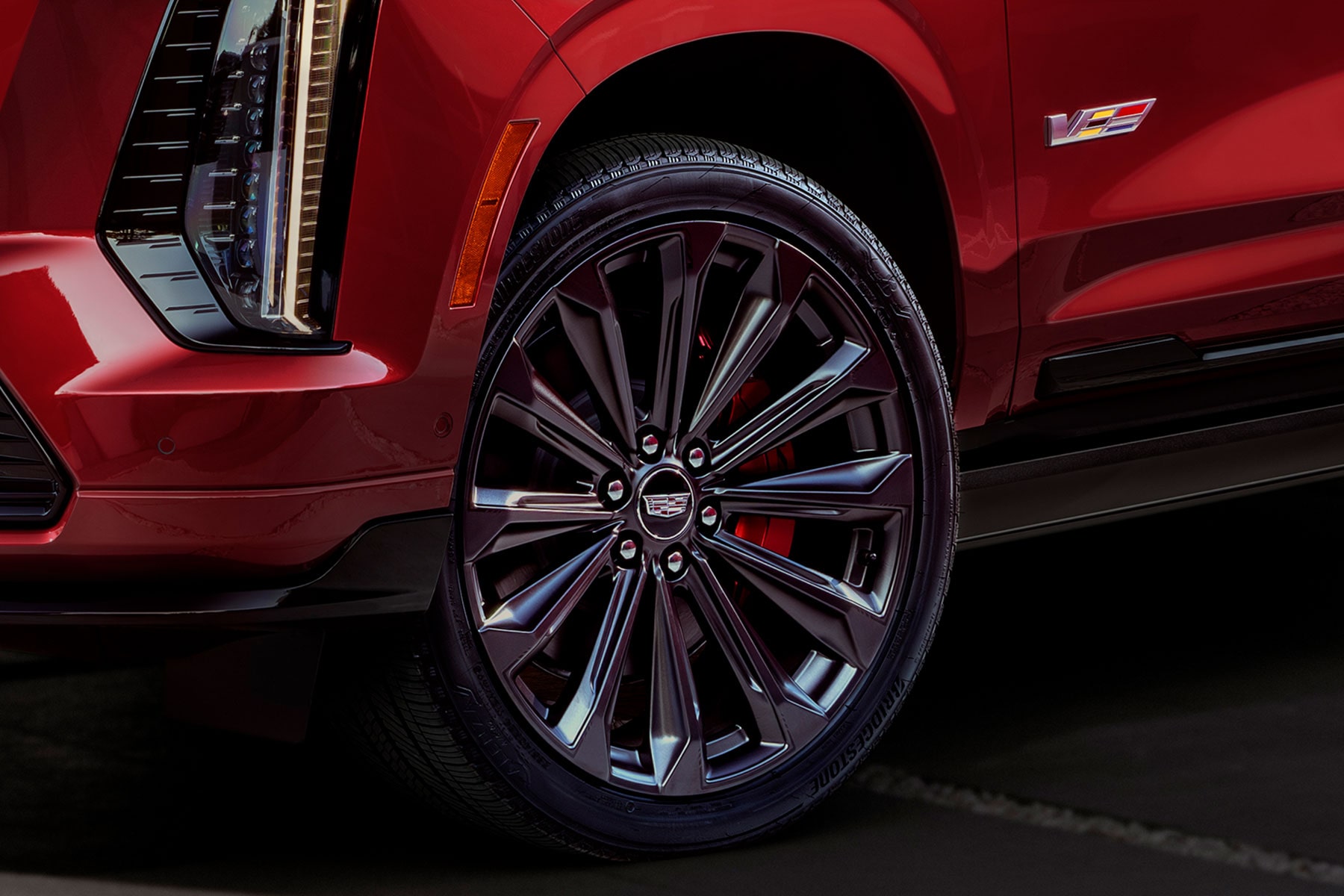 Vue rapprochée des freins avant haute performance Brembo du Cadillac Escalade-V 2027