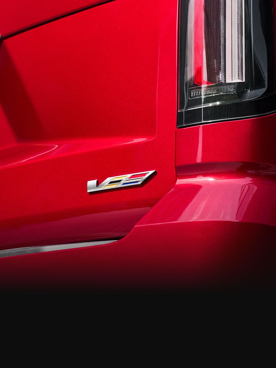 Vue rapprochée de l’emblème Série V du Cadillac Escalade-V 2027