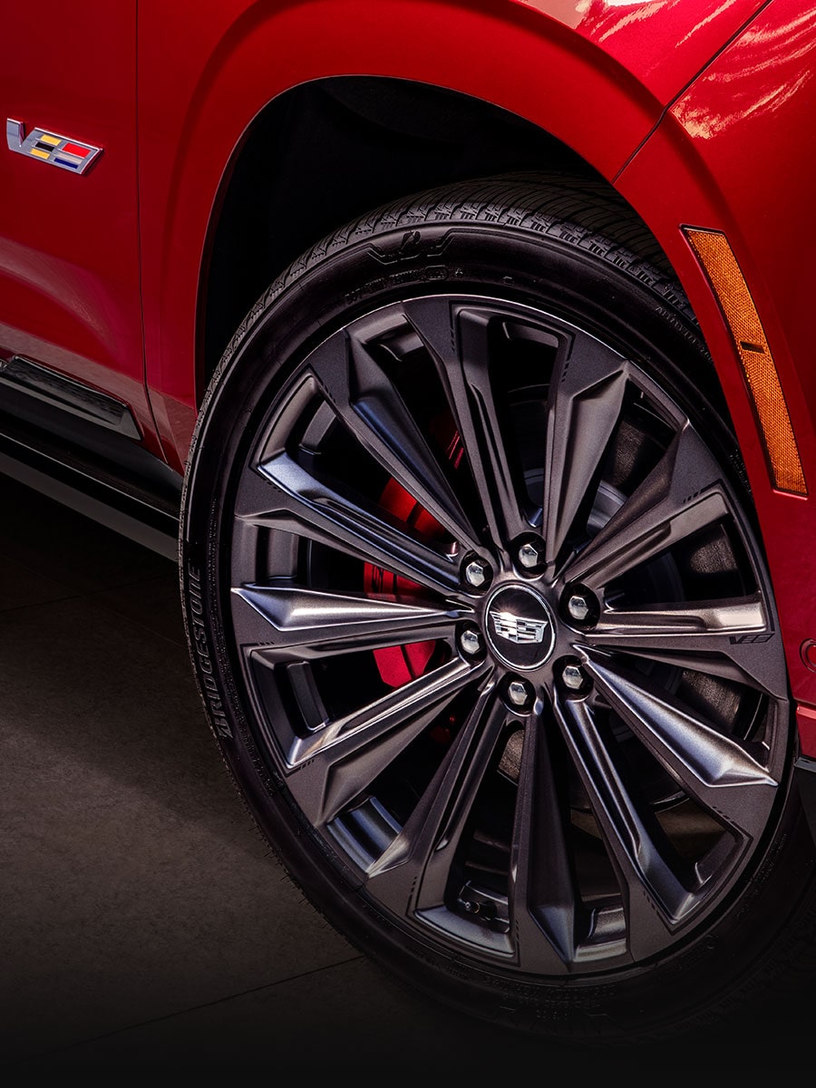 Vue rapprochée des freins avant haute performance Brembo du Cadillac Escalade-V 2027
