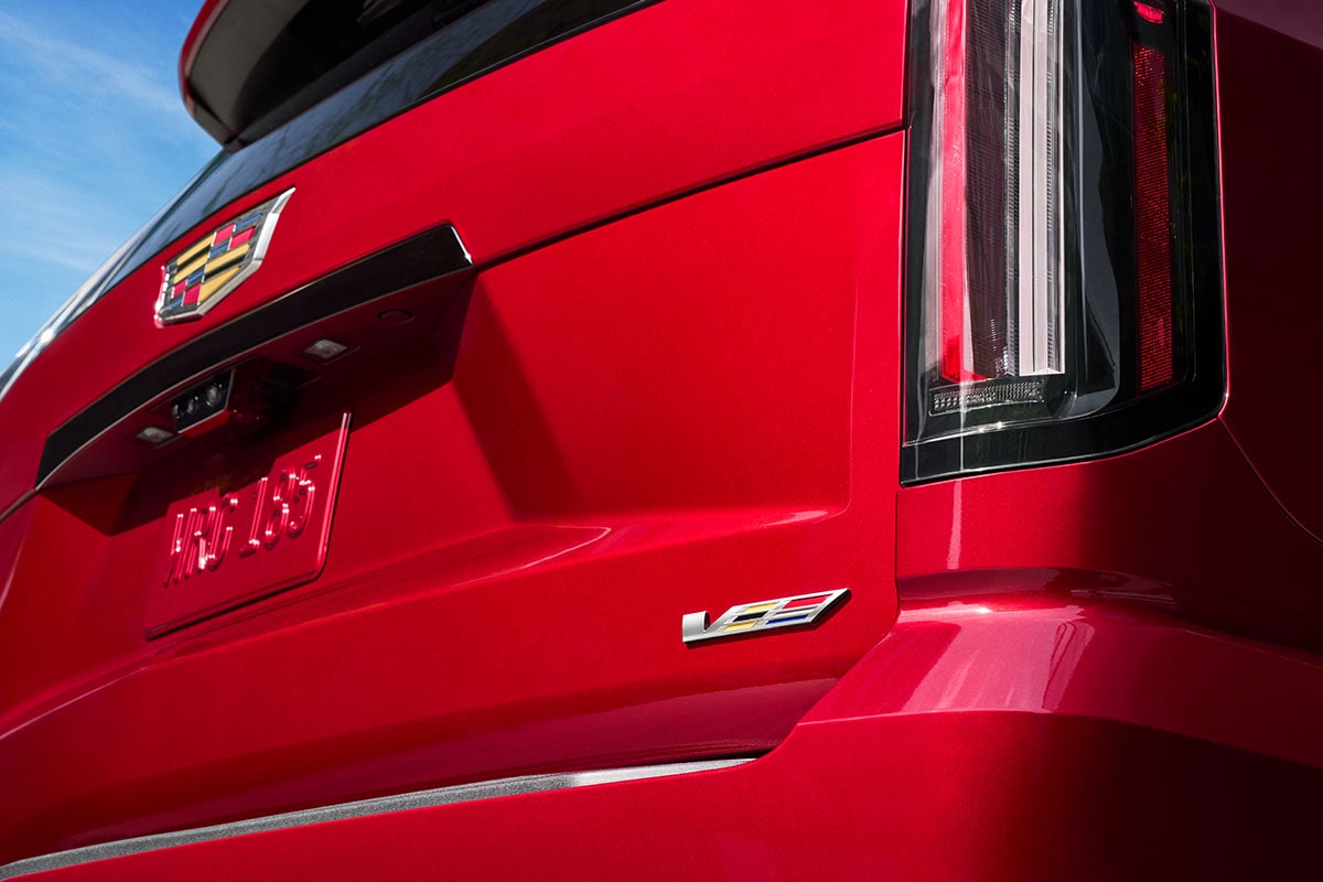 Vue rapprochée de l’emblème Série V du Cadillac Escalade-V 2027