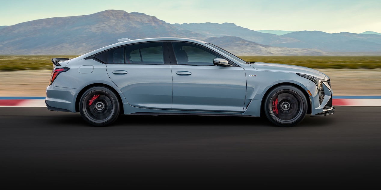 Vue latérale de la Cadillac CT5-V en mouvement sur la route.