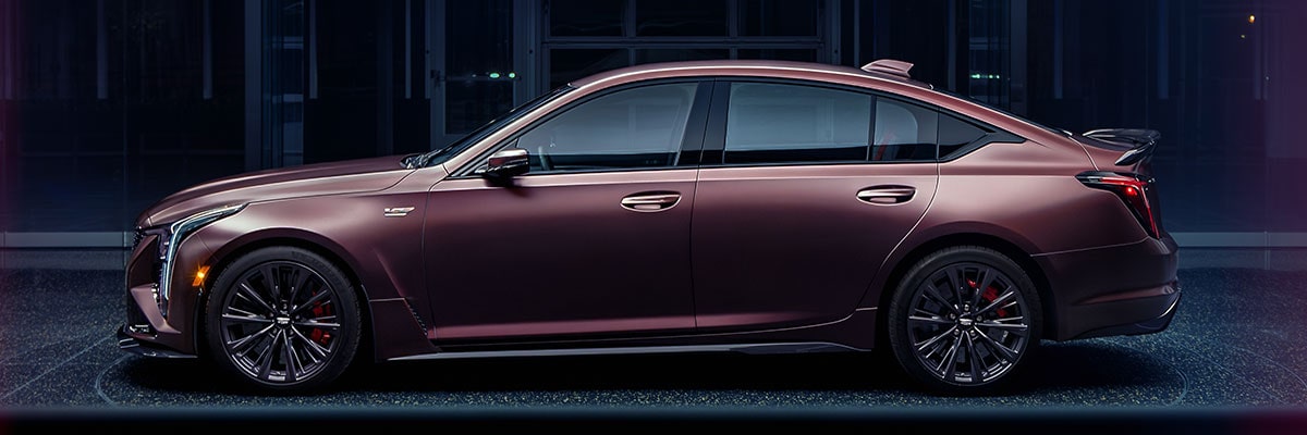 Vue latérale de la Cadillac CT5-V Blackwing stationnée à l’extérieur la nuit.