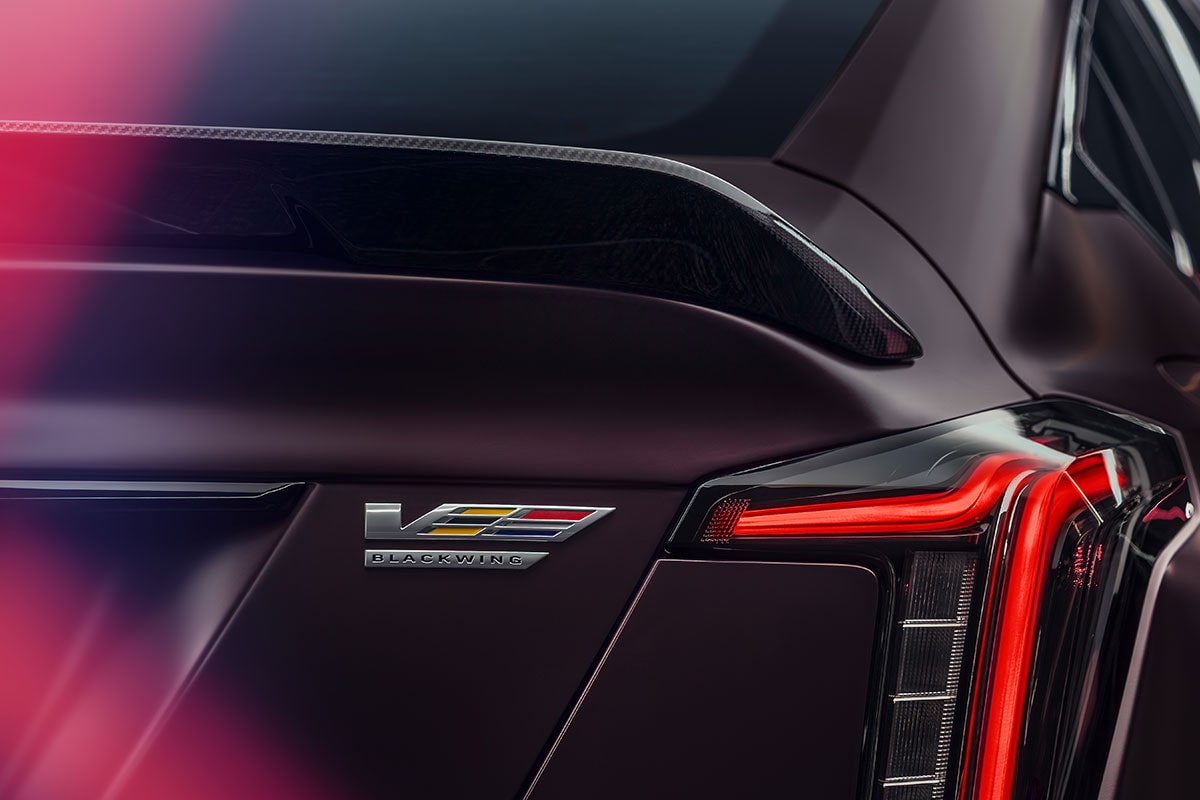Vue rapprochée de l’emblème de la série V sur l’arrière de la Cadillac CT5-V Blackwing.