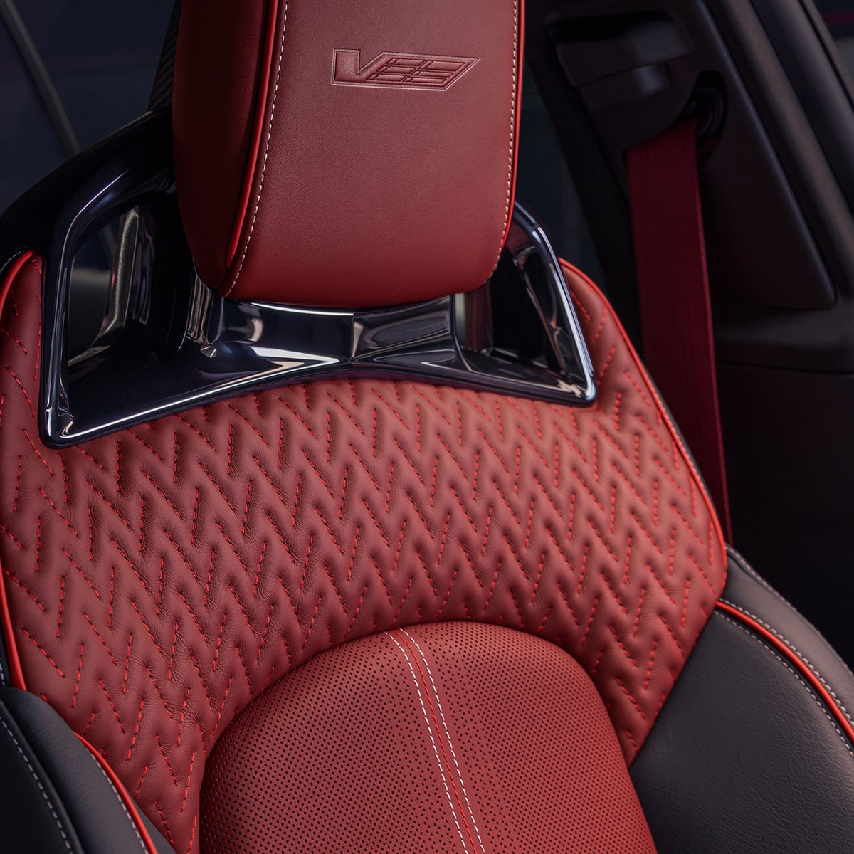 Vue rapprochée des matériaux confortables des sièges de la Cadillac CT5-V Blackwing.