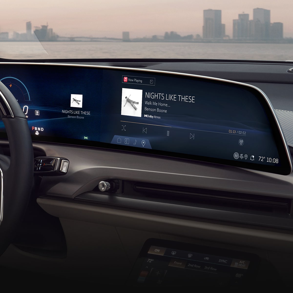 Gros plan sur l'écran Apple Music dans un véhicule Cadillac compatible Dolby Atmos