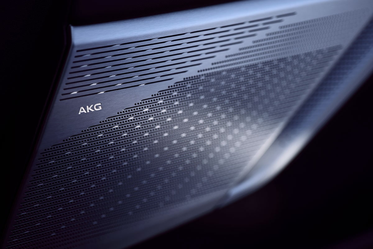 Gros plan sur une enceinte AKG compatible Dolby Atmos