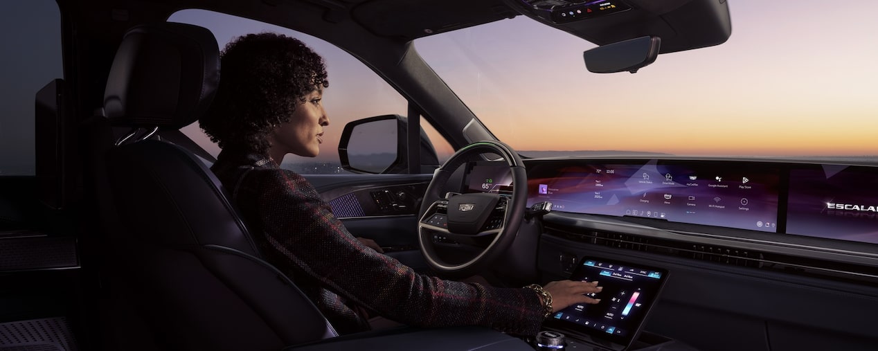 Vue latérale d’une personne qui conduit le Cadillac Escalade IQL 2026 avec confiance.