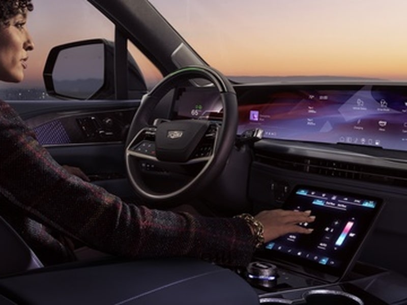 Une personne utilise la technologie Super Cruise pendant qu’elle est au volant du Cadillac Escalade IQL 2026.