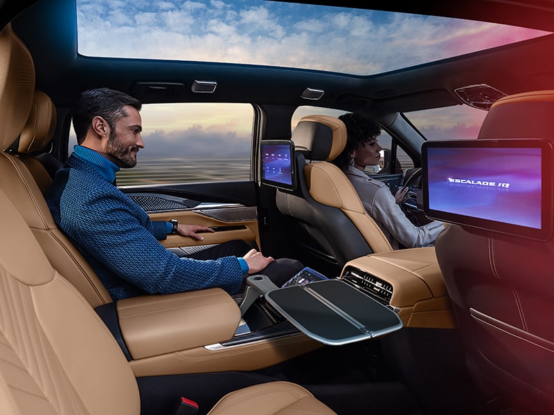 Une personne est assise sur un siège de la deuxième rangée spacieuse du VUS électrique Cadillac Escalade IQL 2026.