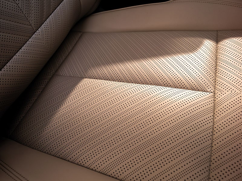 Vue rapprochée des sièges chauffants et ventilés du Cadillac Escalade IQL 2026.