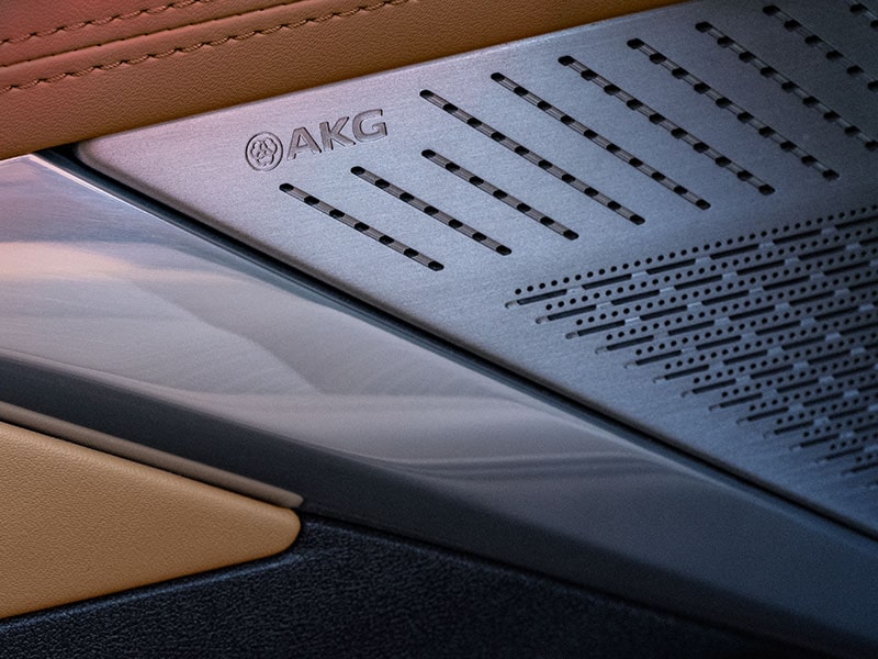 Vue rapprochée d’un haut-parleur AKG du Cadillac Escalade IQL 2026.