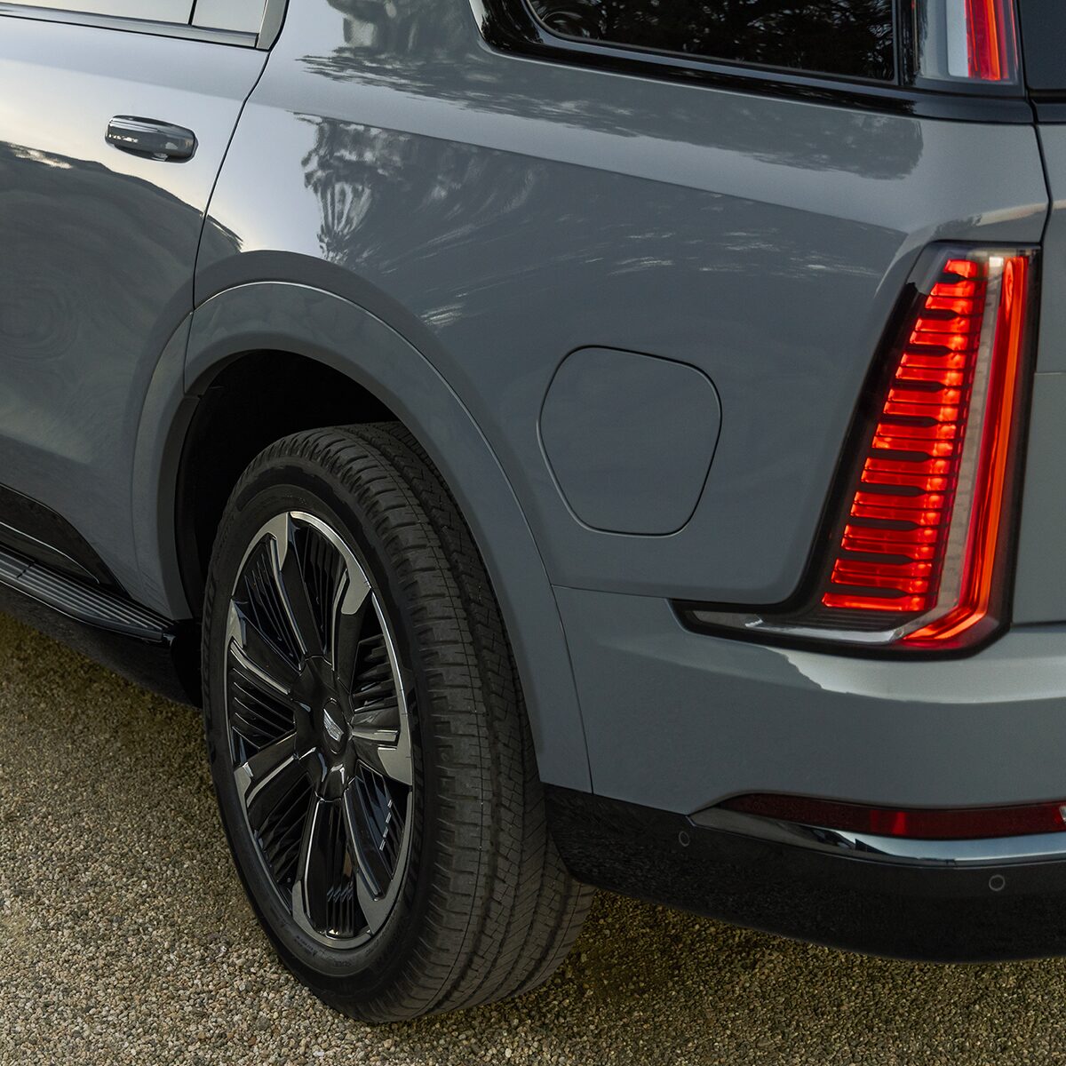 Vue latérale arrière de la partie inférieure du Cadillac Escalade IQL 2026.