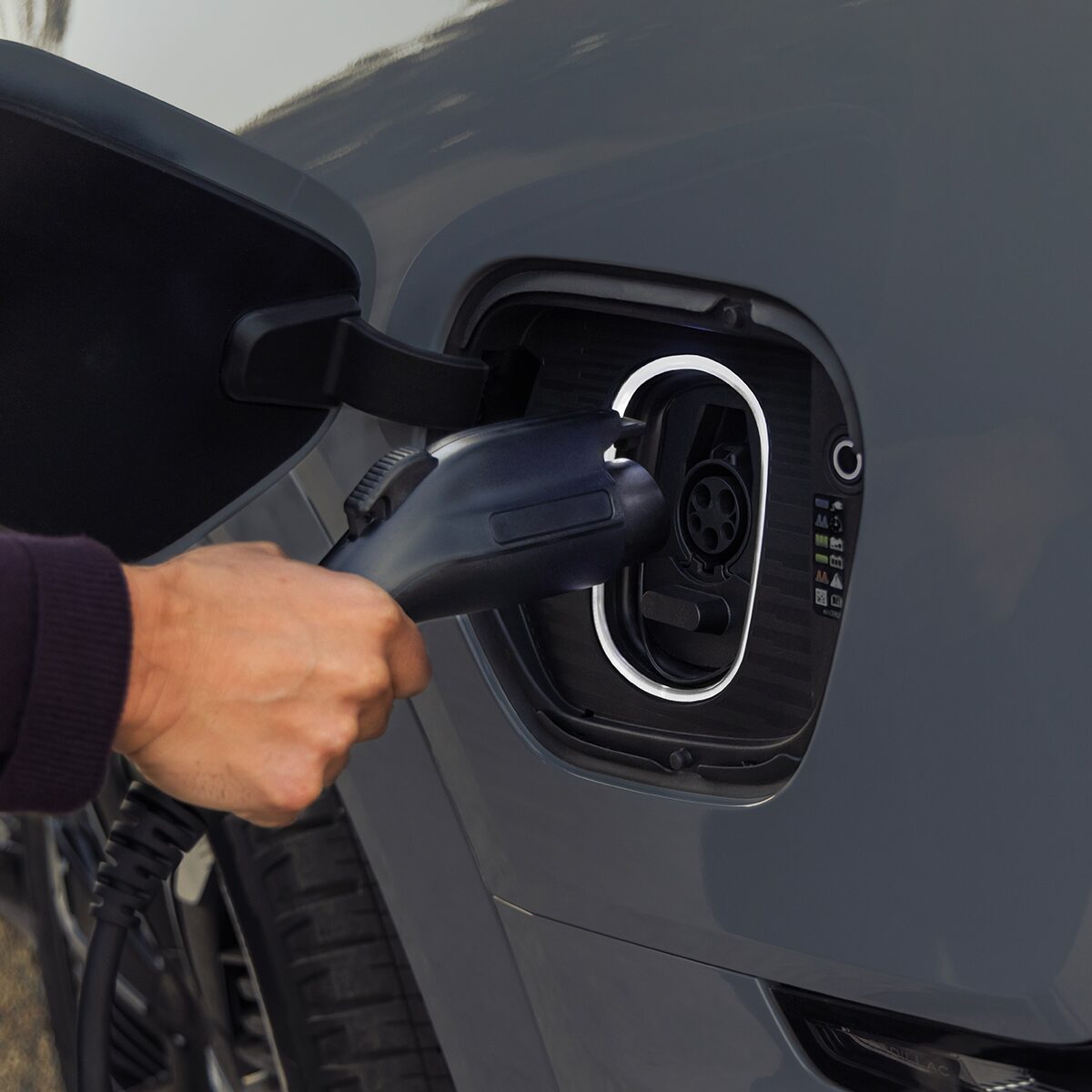 Cadillac Escalade IQL 2026 en train d’être rechargé à une borne de recharge.