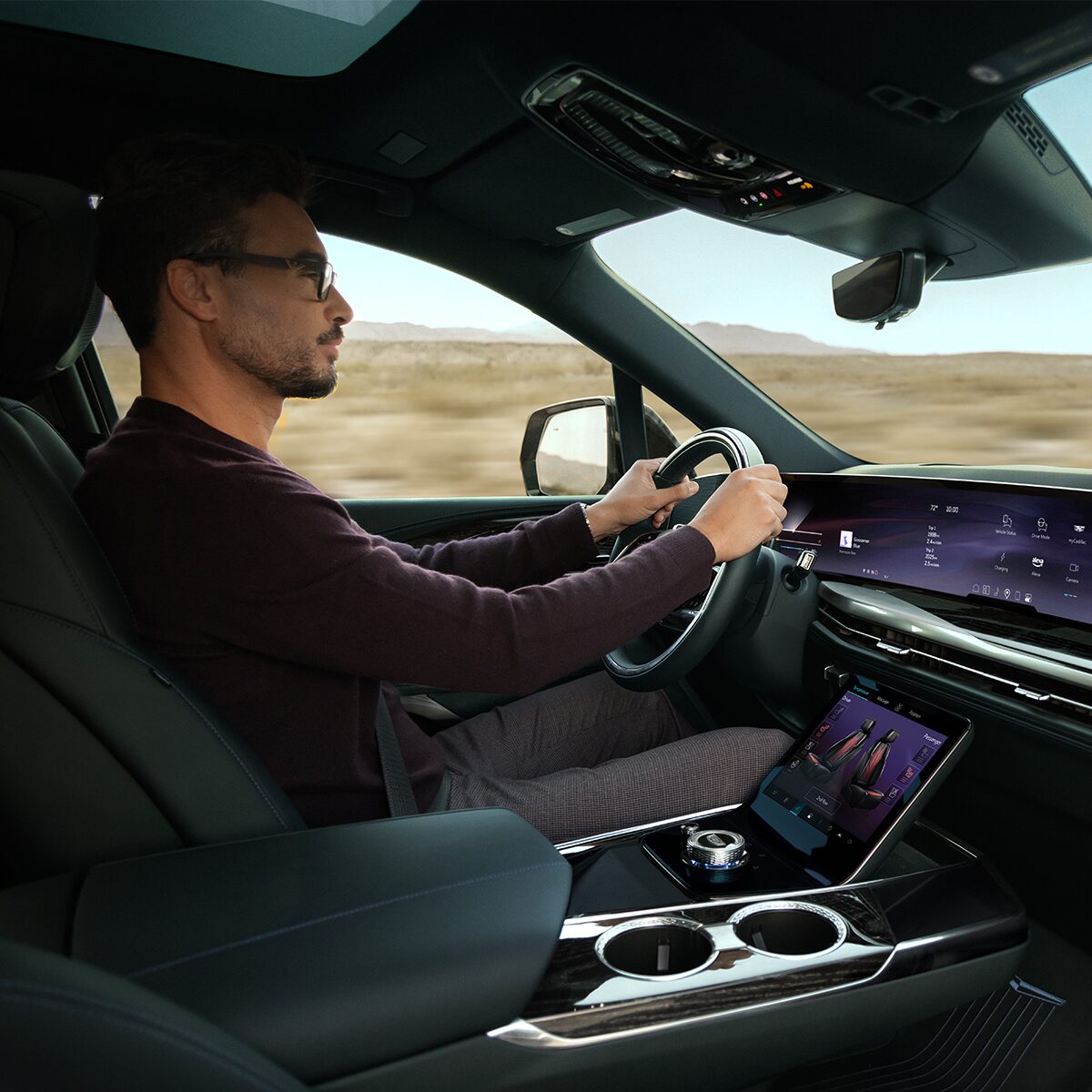 Une personne conduit le Cadillac Escalade IQL 2026.