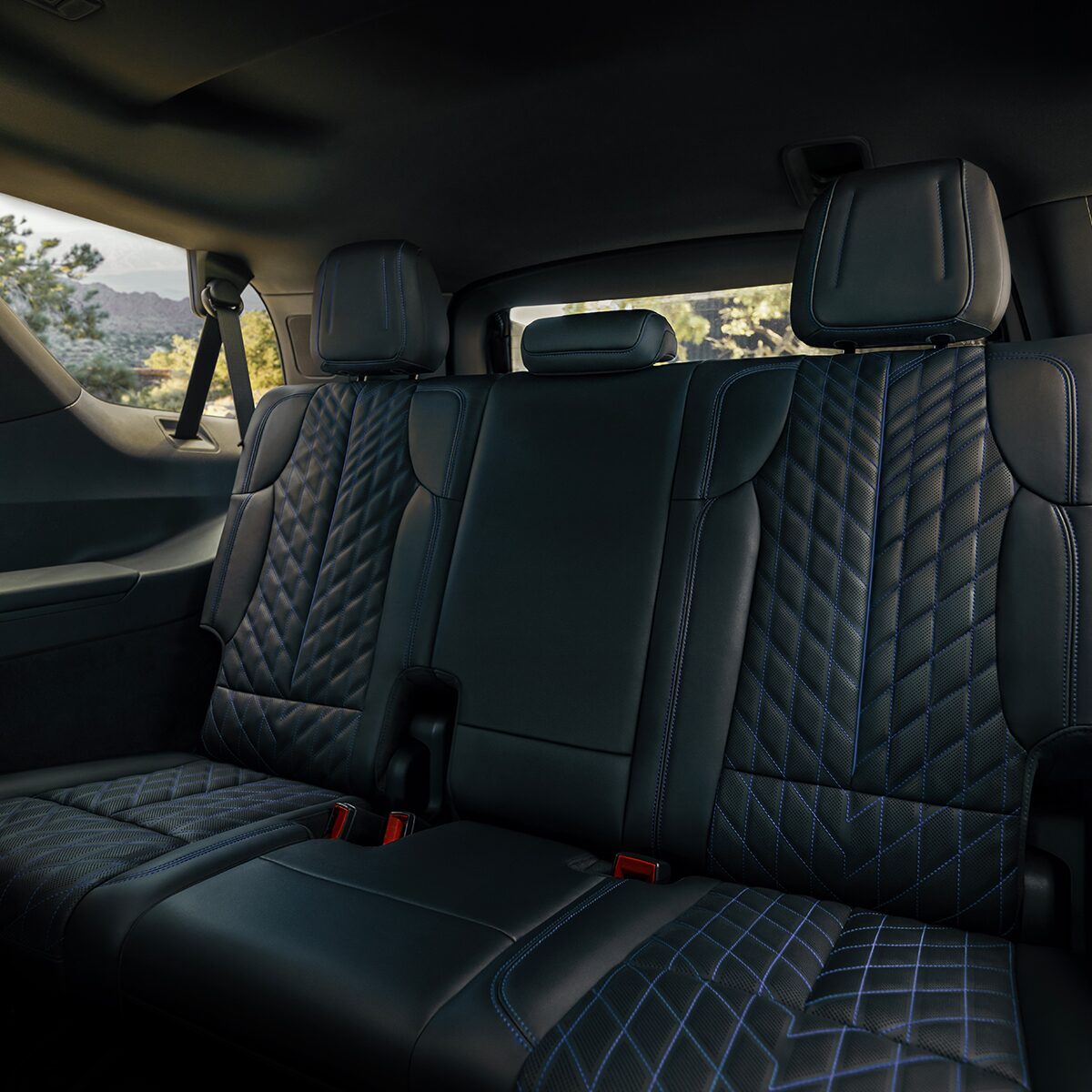 Les sièges confortables et spacieux à la deuxième rangée du Cadillac Escalade IQL 2026.