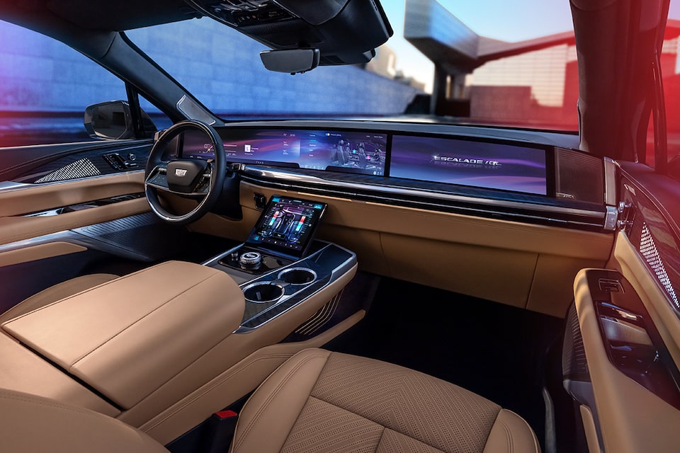 L’habitacle du Cadillac Escalade IQL 2026 vu par le passager avant.