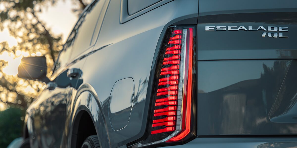 L’emblème Escalade IQL à l’arrière du Cadillac Escalade IQL 2026.
