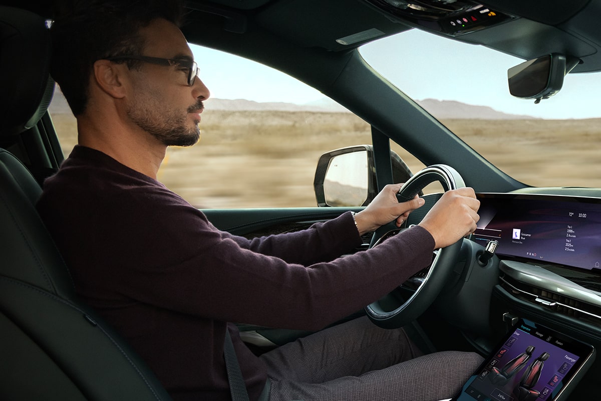 Une personne conduit le Cadillac Escalade IQL 2026.