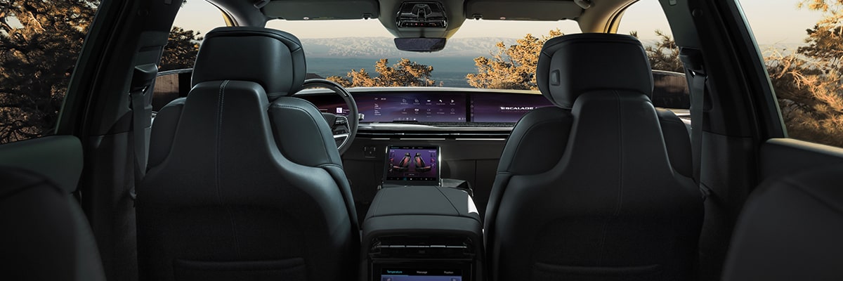 L’habitacle spacieux du Cadillac Escalade IQL 2026 vu par les passagers arrière.