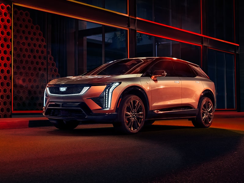 Un SUV électrique Cadillac OPTIQ 2025 garé.