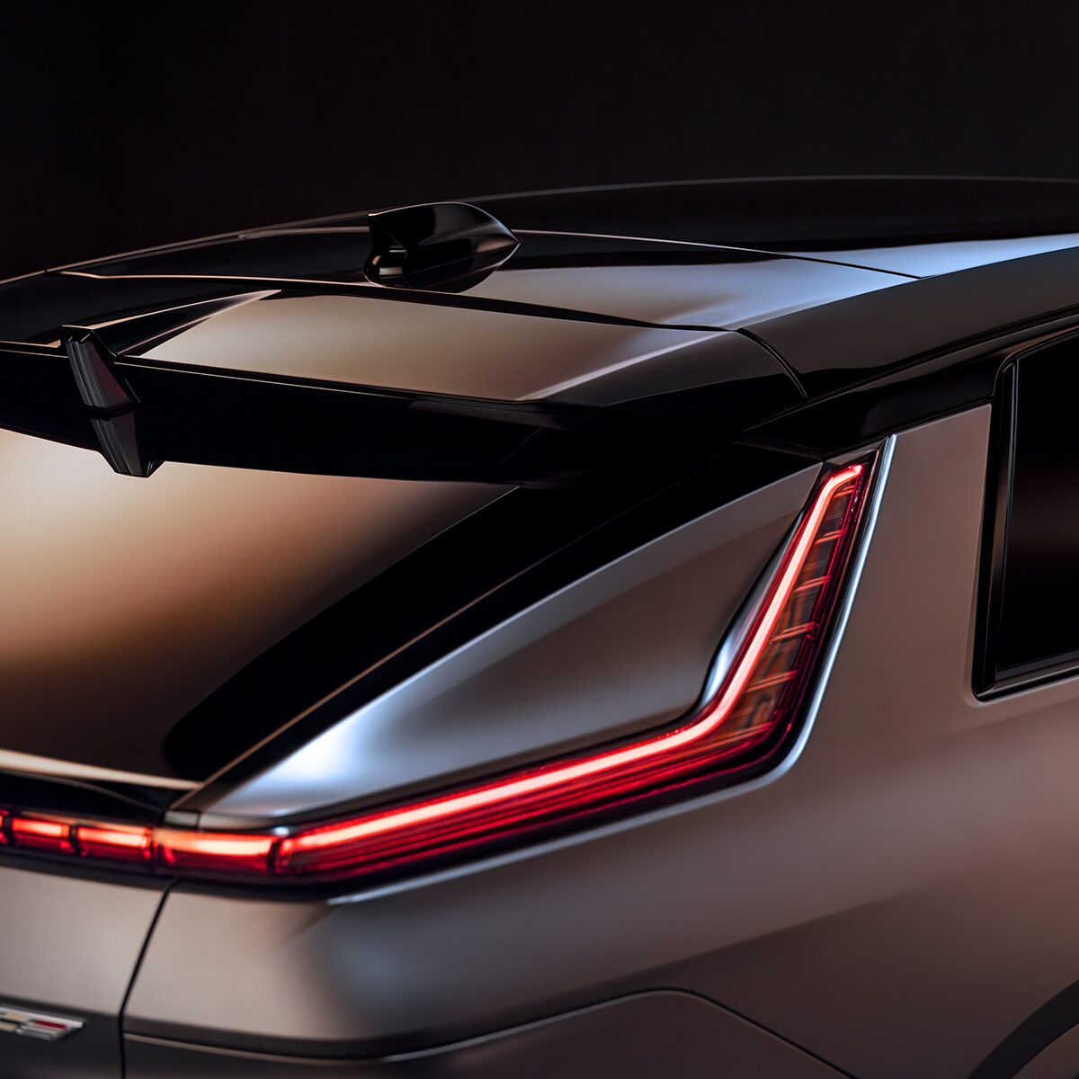 Vue latérale arrière du toit peint en noir du Cadillac LYRIQ-V 2026.