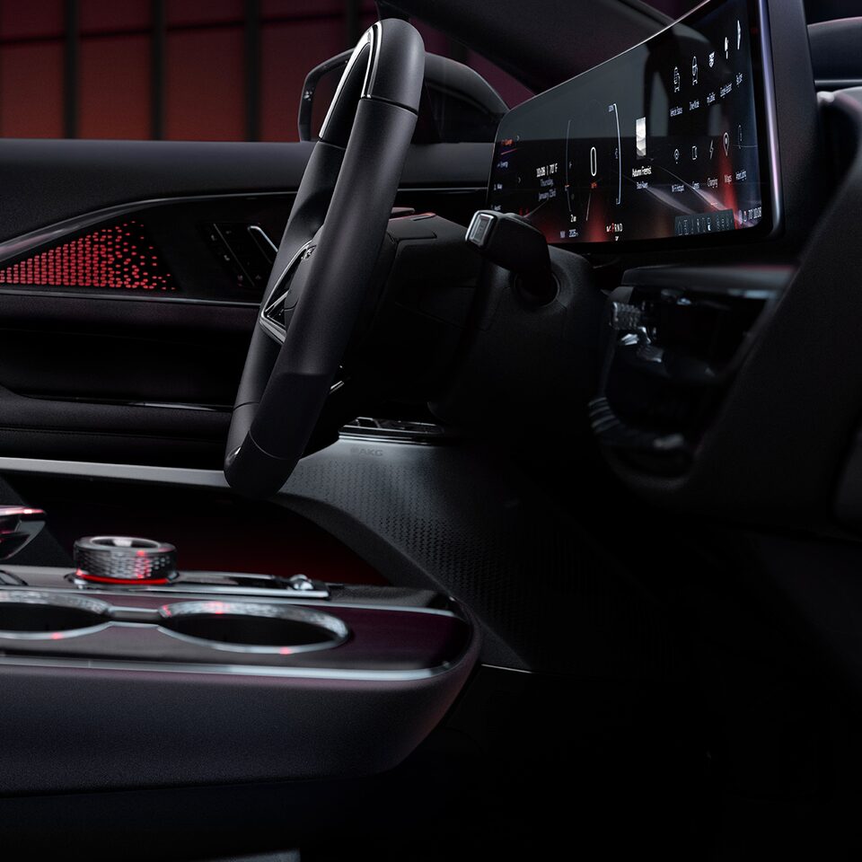 Vue latérale de l’habitacle côté conducteur du Cadillac LYRIQ-V 2026.