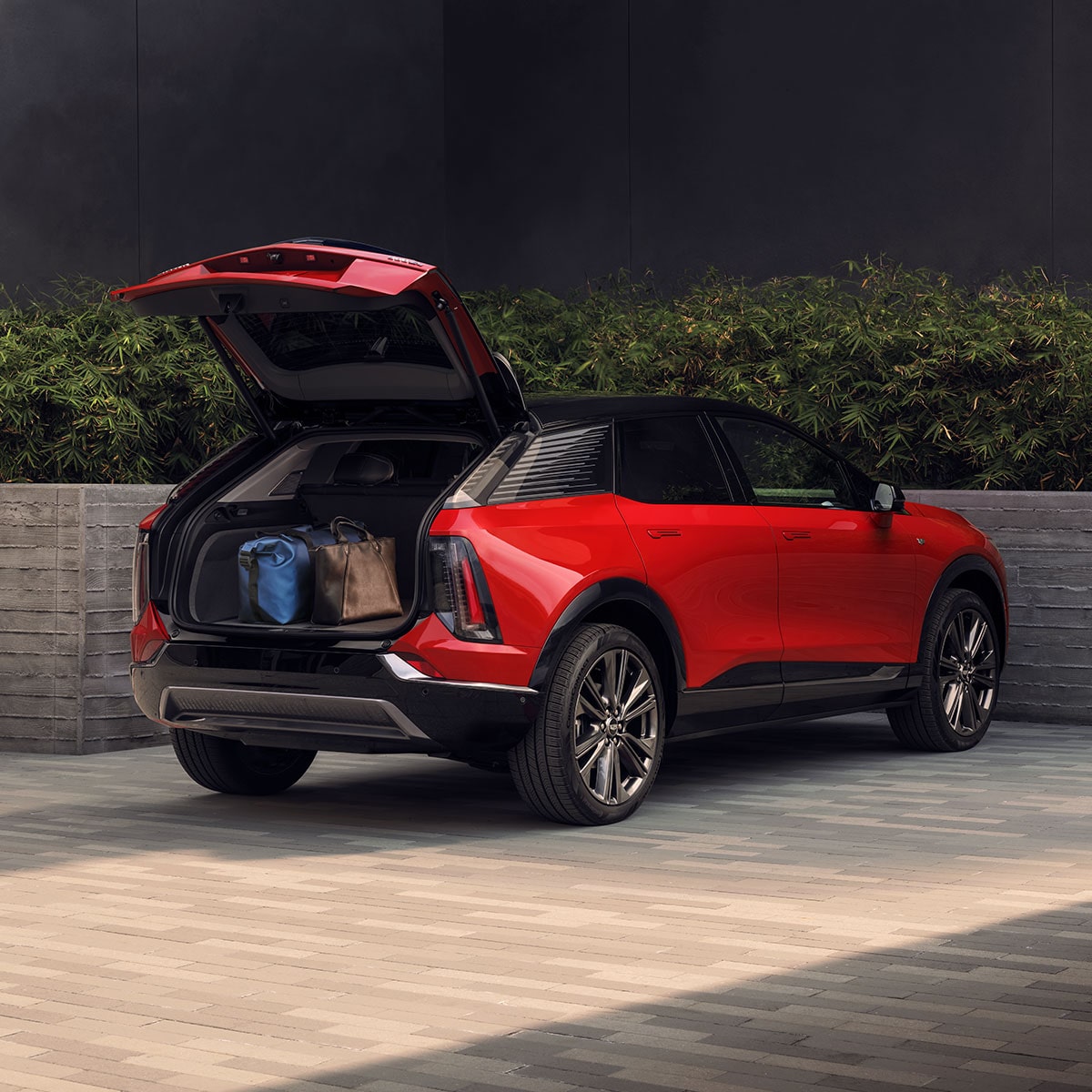 Vue arrière des trois quarts du coffre Cadillac OPTIQ 2027 ouvert avec la cargaison chargée à l’intérieur.