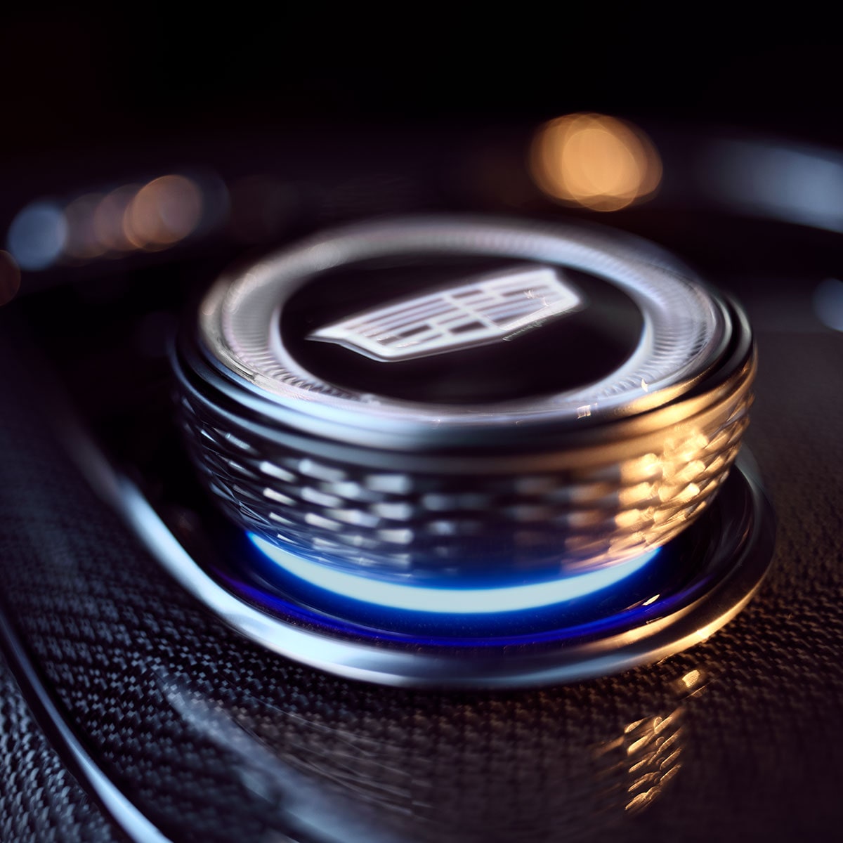 Plan rapproché du détail du bouton d’engrenages OPTIQ 2027 de la Cadillac OPTIQ.