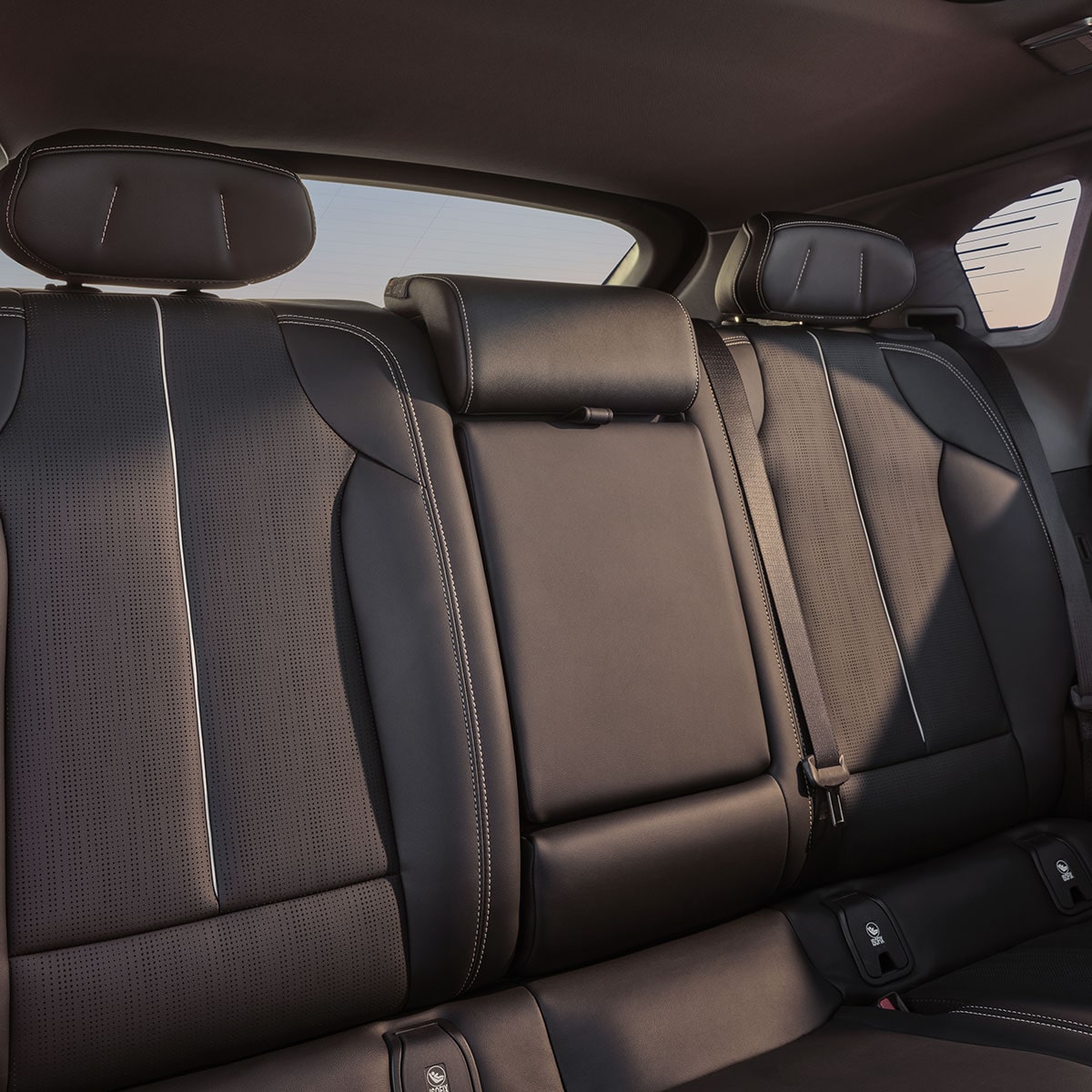 Le soleil brille sur les sièges arrière de la Cadillac OPTIQ 2027.