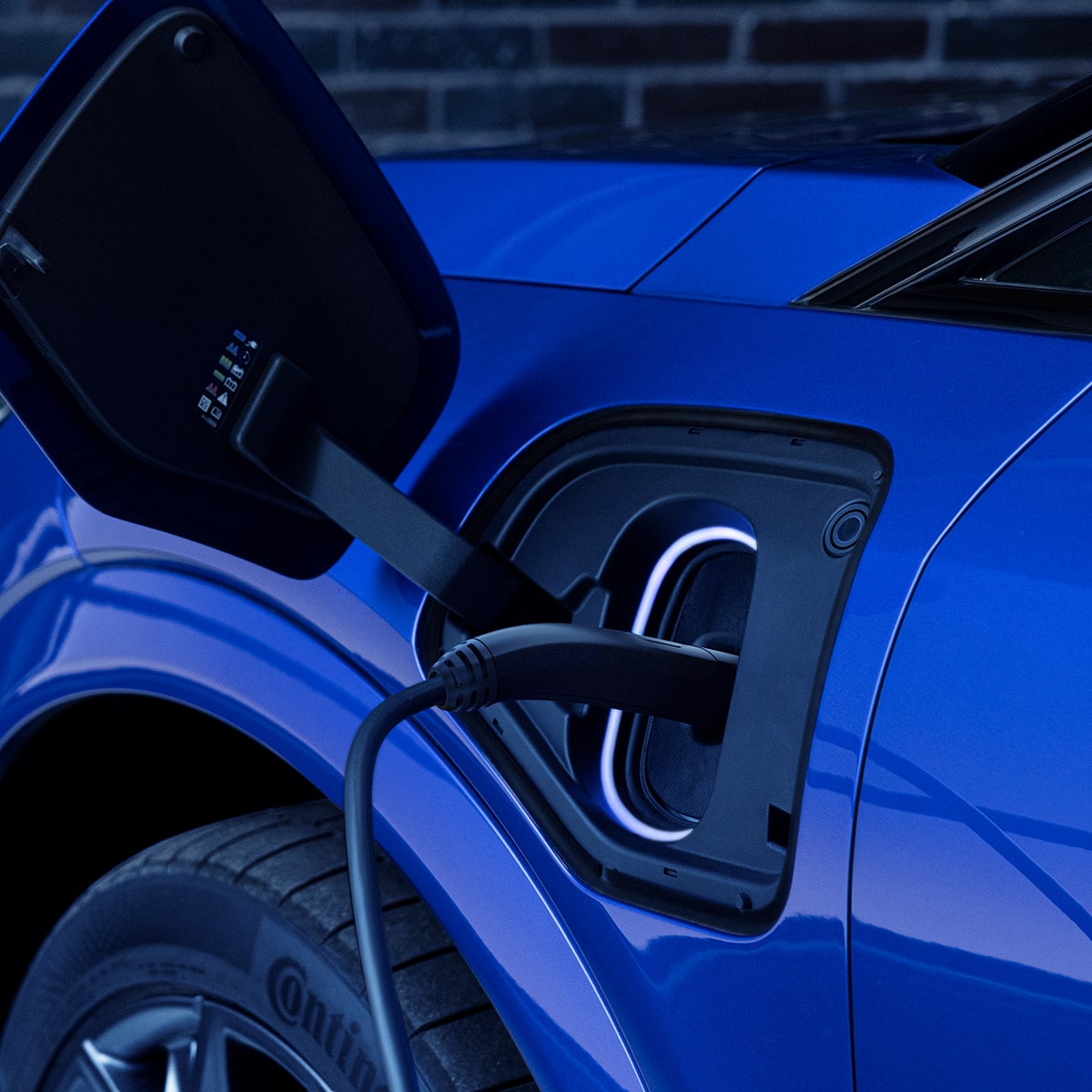 Plan rapproché d’un chargeur dans le port électrique d’un OPTIQ-V bleu.