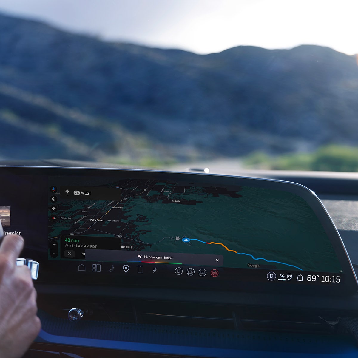 Gros plan de quelqu’un conduisant l’OPTIQ-V 2027 et utilisant la navigation sur l’écran.