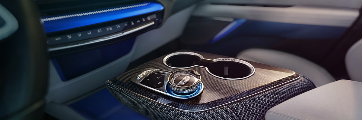Gros plan sur le bouton de vitesse et les porte-gobelets dans la console centrale de la Cadillac OPTIQ 2027.