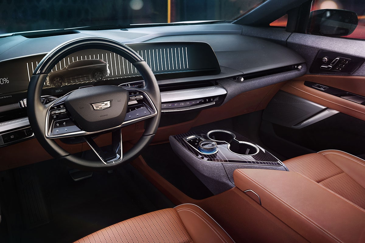 Vue du siège conducteur de l’habitacle intérieur de la Cadillac OPTIQ 2027 et écran d’infodivertissement de 33".