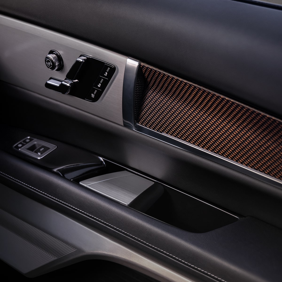 Gros plan sur les commandes de porte, haut-parleur et siège VATTIQ AKG 2027.