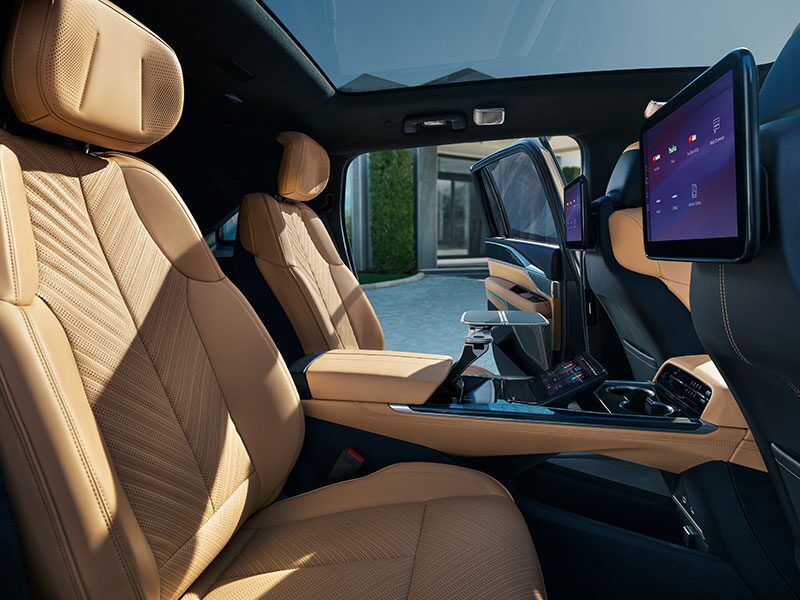 Vue latérale des sièges chauffants et ventilés du VUS électrique Cadillac Escalade IQ 2026.