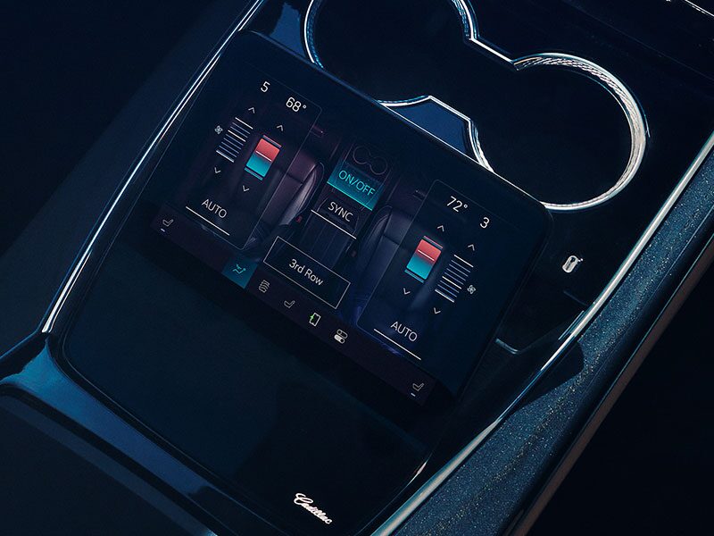 Vue rapprochée du centre de commandement arrière du VUS électrique Cadillac Escalade IQ 2026.