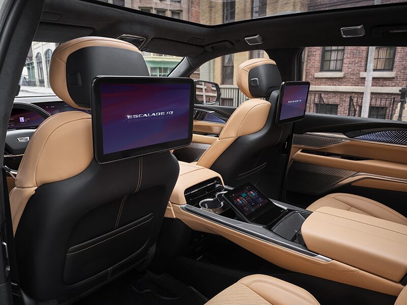 Vue latérale de la deuxième rangée du VUS électrique Cadillac Escalade IQ 2026.