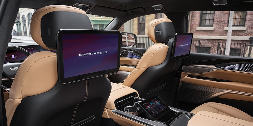Une personne appuie du centre de commandement arrière du VUS électrique Cadillac Escalade IQ 2026.