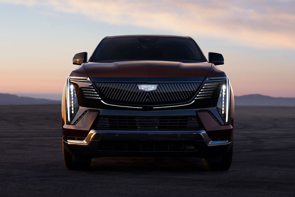 Vue latérale avant du VUS électrique Cadillac Escalade IQ 2026 stationné.
