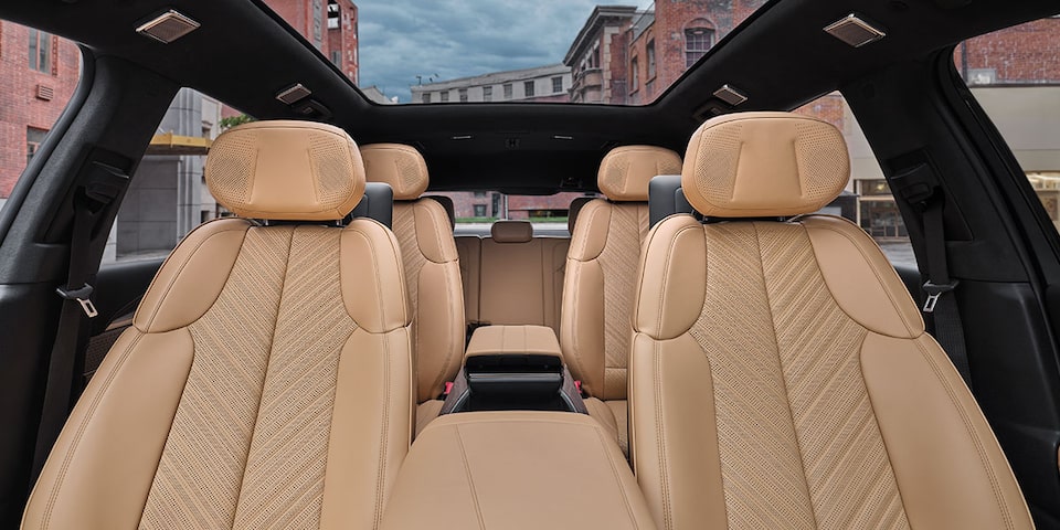 Vue avant des trois rangées de sièges chauffants et ventilés du VUS électrique Cadillac Escalade IQ 2026.