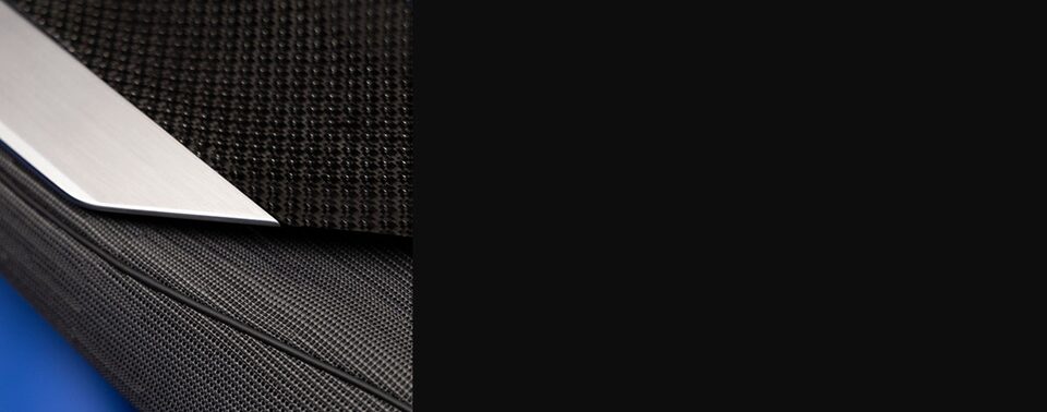 Vue rapprochée du tissu noir Backen, de la fibre de carbone Haumea et du cuir Santorin bleu pour le nuancier Magnetic de la Cadillac CELESTIQ.
