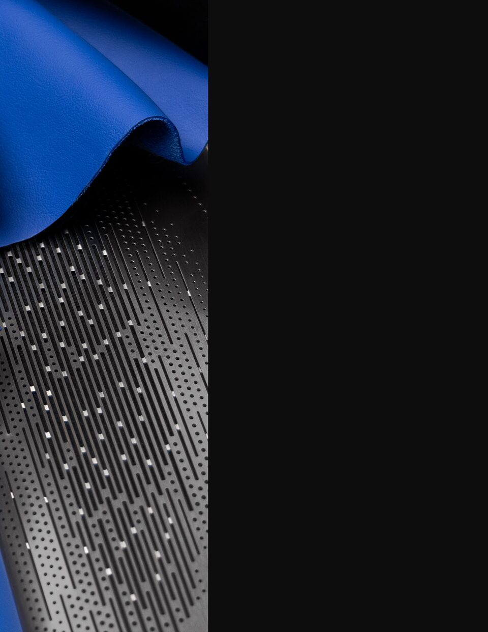 Haut-parleur en acier inoxydable jade et cuir Santorin bleu pour le nuancier Magnetic de la Cadillac CELESTIQ.