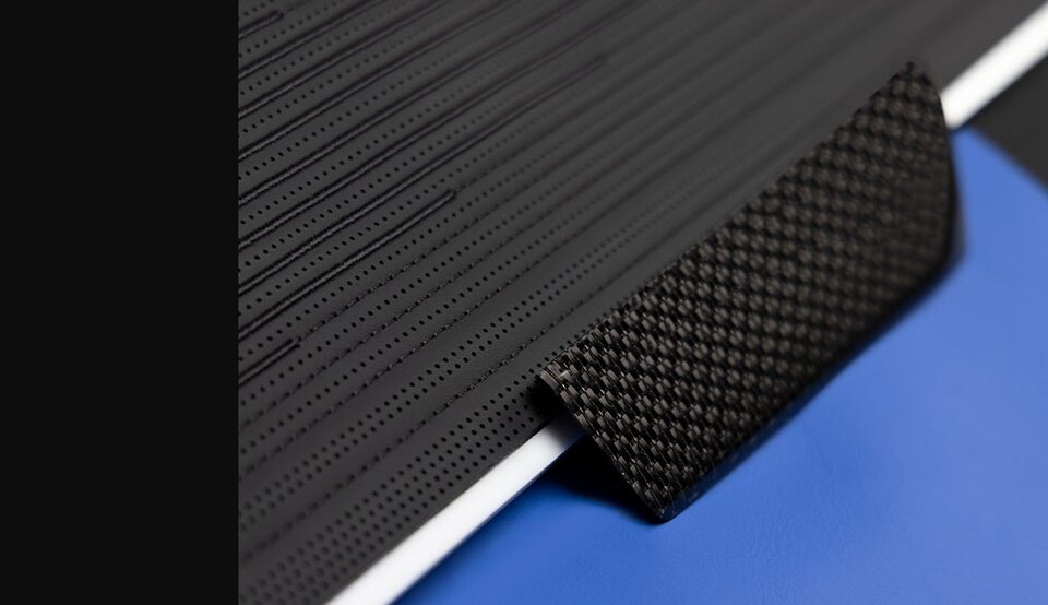 Tissu noir Backen, fibre de carbone Haumea et cuir Santorin bleu pour le nuancier Magnetic de la Cadillac CELESTIQ.