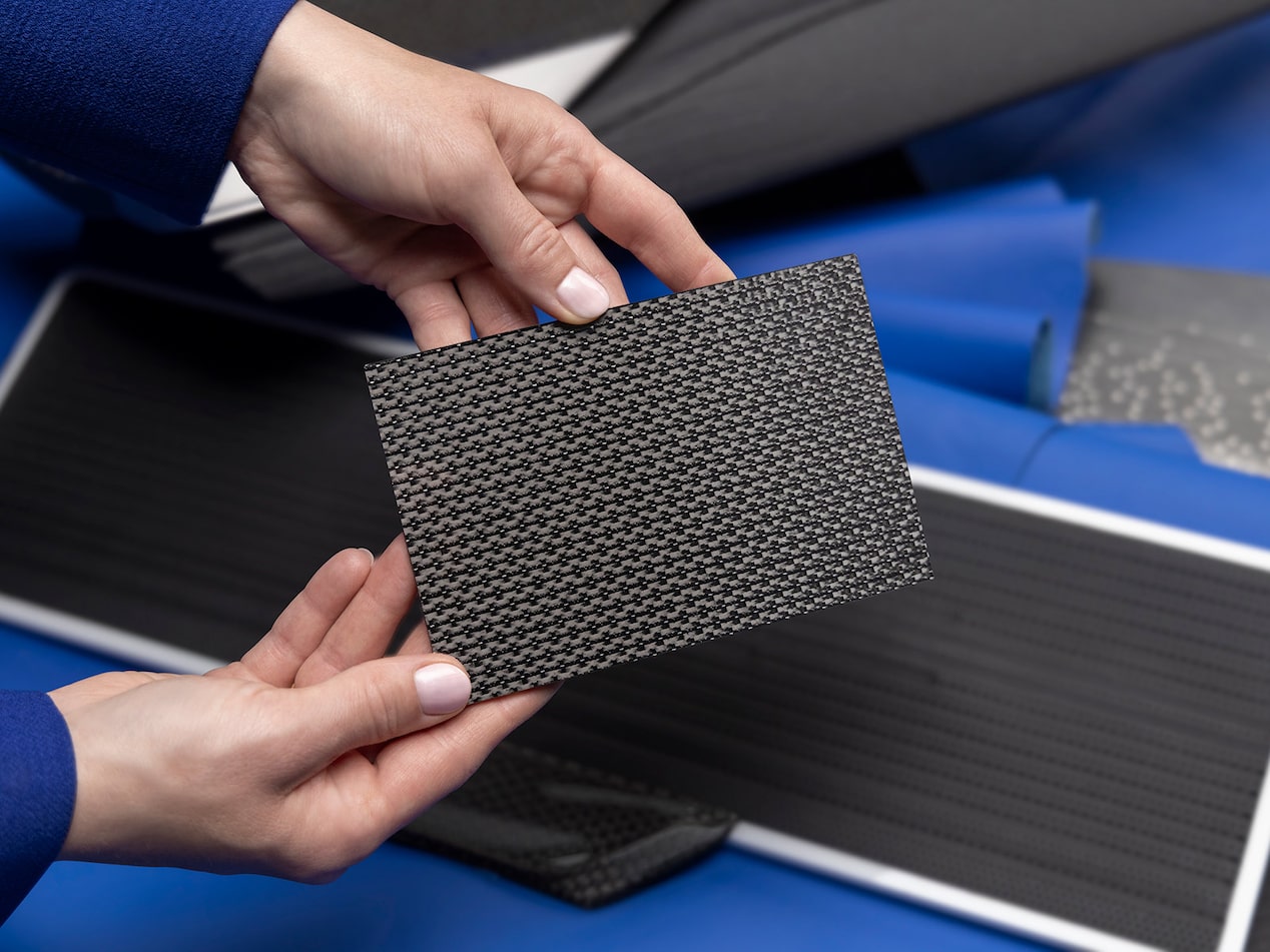 Présentation de la fibre de carbone Haumea très lustrée en contraste avec le nuancier Magnetic de la Cadillac CELESTIQ.