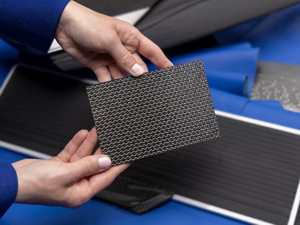 Présentation de la fibre de carbone Haumea très lustrée en contraste avec le nuancier Magnetic de la Cadillac CELESTIQ.