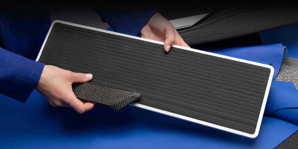 Aperçu des tissus qui constituent la palette intérieure du design Magnetic de la Cadillac CELESTIQ.