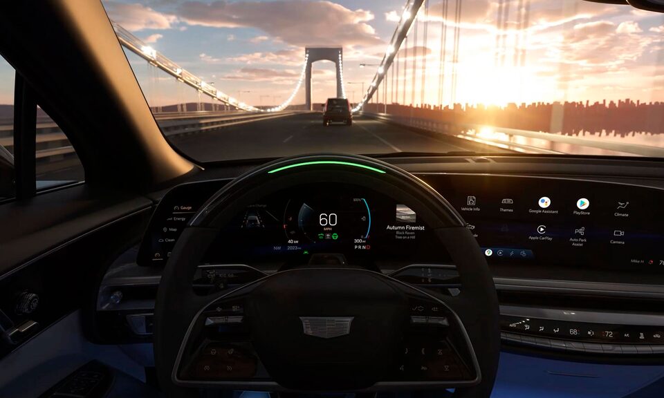 Habitacle côté conducteur et volant du Cadillac 2024 avec le système d’aide à la conduite Super Cruise en cours d’utilisation.