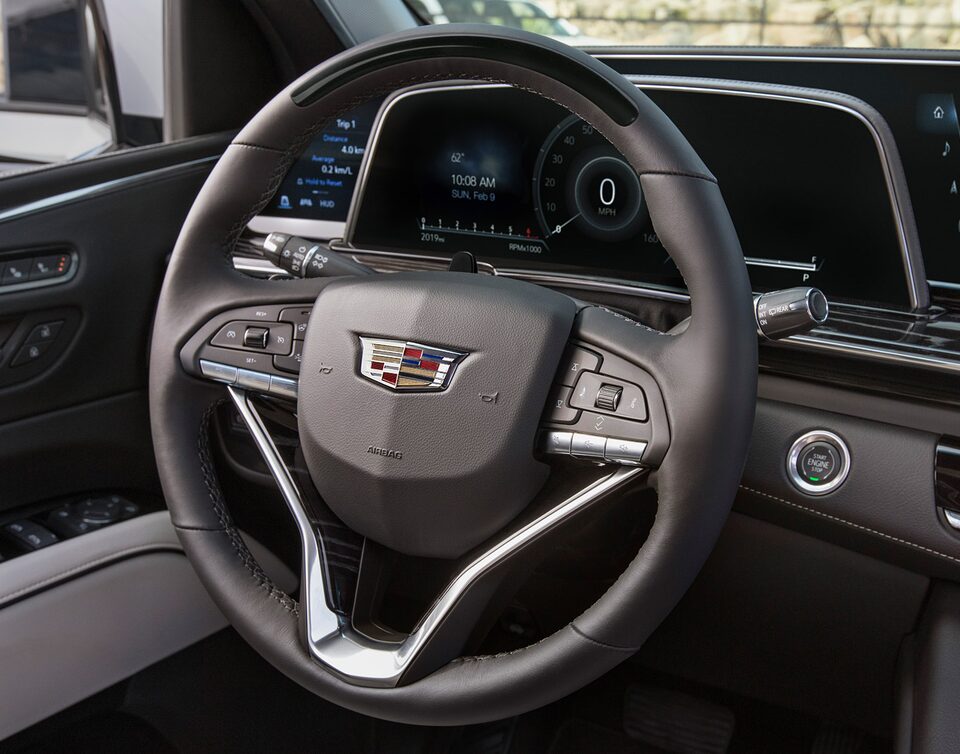 Cadillac Escalade 2021 — système mains libres super cruise.